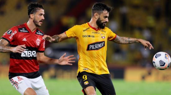 Gonzalo Mastriani, de Barcelona, intenta dominar una pelota ante Flamengo, en el estadio Banco Pichincha, el 29 de septiembre de 2021.