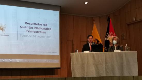 Guillermo Avellán, gerente del Banco Central; y Gabriela Córdova, subgerente de Programación del Banco Central, en Quito, el 30 de septiembre de 2021. 