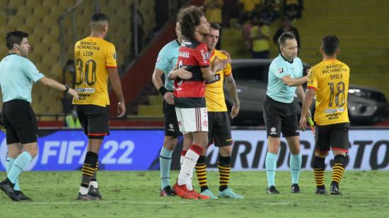 Los jugadores de Barcelona se despiden de los jugadores de Flamengo y de los árbitros, después de perder en la semifinal de la Copa Libertadores, en el Estadio Banco Pichincha, el miércoles 29 de septiembre de 2021.