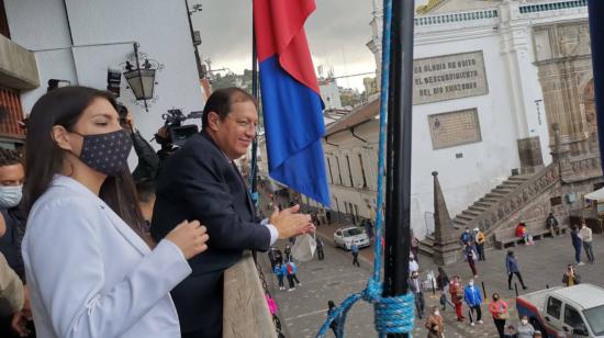 El alcalde de Quito, Santiago Guarderas, saluda a los ciudadanos desde el balcón de la Alcaldía de Quito, el 30 de septiembre de 2021.