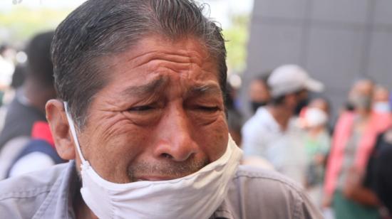 Hasta el Coliseo Abel Jimenez Parra, ubicada en el parque Samanes, llegan familiares de los reos muertos y heridos de la Penitenciaría del Litoral. Guayaquil, 30 de septiembre de 2021.