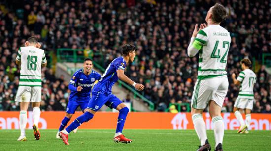 Piero Hincapié, celebrando su gol ante el Celtic en Glasgow, el 30 de septiembre de 2021. 