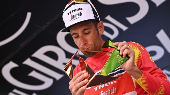 Vicenzo Nibali besa el trofeo del Giro de Sicilia, tras ganar la Etapa 4, el 1 de octubre de 2021.