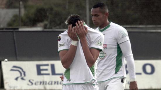 Futbolistas de Liga de Portoviejo se lamentan después de perder ante Gualaceo, el 29 de septiembre de 2021.
