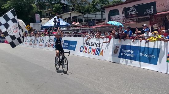 Lilibeth Chacón cruza en solitario la meta de la Etapa 4 de la Vuelta femenina a Colombia, el 1 de octubre de 2021.