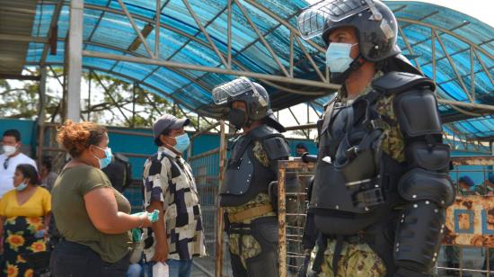 Uniformados custodian los exteriores de la Penitenciaría del Litoral, el 30 de septiembre de 2021.