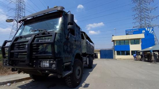 Resguardo militar en los exteriores del complejo penitenciario de Guayaquil, el 1 de octubre de 2021.