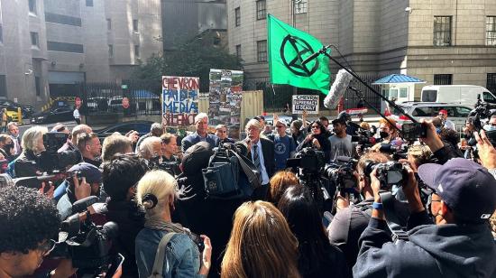 Steven Donziger junto a su abogado, a la salida de la corte en Nueva York, el 1 de octubre de 2021.