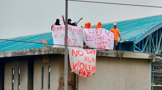 Presos muestran sábanas con mensajes en el techo  del Centro de Privación de la Libertad Zonal 8. Guayaquil, 2 de octubre de 2021.