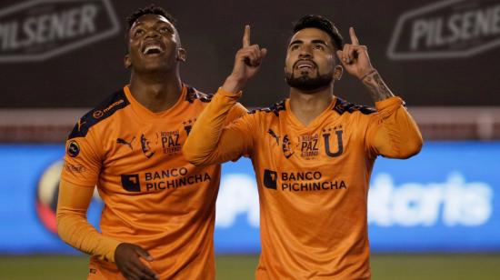 Djorkaeff Reasco (i) y Adolfo Muñoz (d) festejan uno de los goles de Liga ante Guayaquil City, en Quito, el 2 de octubre de 2021.