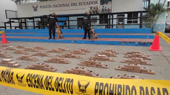 Cargamento de droga incautado en los patios de la Policía Nacional, en Guayaquil, el 2 de octubre de 2021.