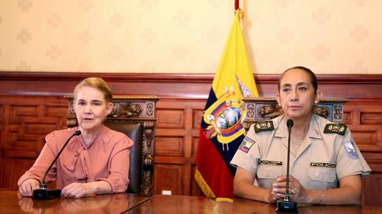 La ministra de Gobierno, Alexandra Vela, y la comandante de la Policía, Tannya Varela, en la rueda de prensa, el 3 de octubre de 2021.