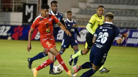 Un jugador de Técnico Universitario maneja la pelota en el partido ante Emelec, en Ambato, el 3 de octubre de 2021.