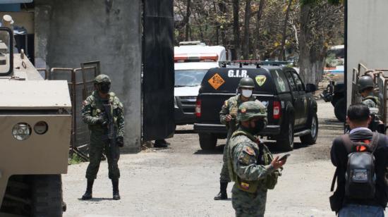 Militares custodian los exteriores de la Penitenciaria del Litoral, Guayaquil, 29 de septiembre de 2021.