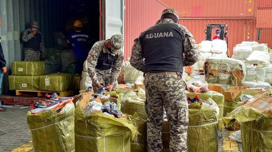 Personal de Aduana encontró mercadería no declarada en un puerto en Guayaquil, el 16 de septiembre de 2021. 