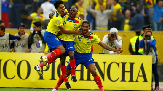 Los jugadores de la selección ecuatoriana Christian Benítez, Cristhian Noboa y Antonio Valencia celebran un gol ante Paraguay, el martes 26 de marzo de 2013, durante un partido de Eliminatorias para el Mundial Brasil 2014, en el estadio Atahualpa, en Quito.