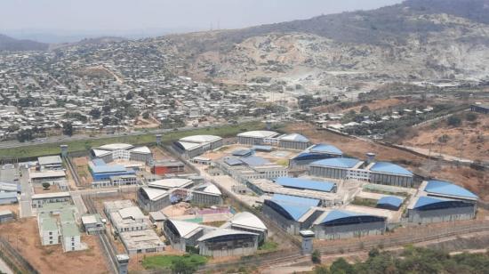 Imagen aérea de la Penitenciaría del Litoral, tomada durante un sobrevuelo de las Fuerzas Armadas, el 30 de septiembre de 2021.