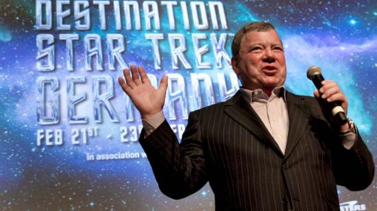 Fotografía de archivo del 21 de febrero de 2014 que muestra al actor canadiense William Shatner durante una rueda de prensa sobre la convención de Star Trek, en Fráncfort (Alemania).