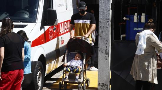 Un padre de familia Y su hijo en el centro de salud Las Casas, en el centro norte de Quito, el 5 de octubre de 2021.