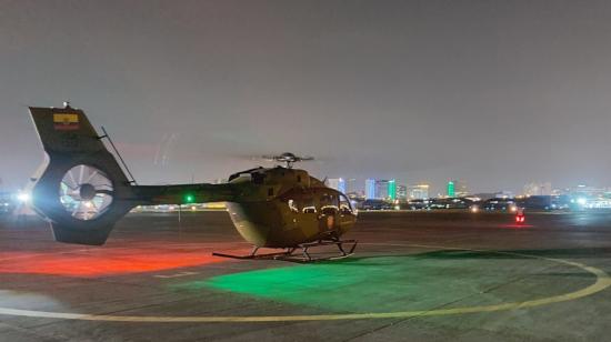 Un helicóptero de las Fuerzas Armadas se prepara para realizar un sobrevuelo sobre centro carcelario de Guayaquil, el 2 de octubre de 2021.