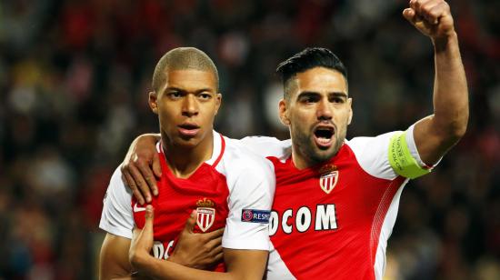 Kylian Mbappe y Radamel Falcao, del AS Mónaco, celebran su anotación ante el Borussia Dortmund, el miércoles 20 de abril de 2017, durante su partido de cuartos de final de la Champions League en el estadio Louis II en Mónaco.