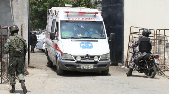 Una ambulancia abandona la Penitenciaría del Litoral, 1 de octubre de 2021.