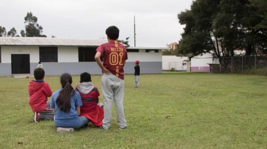 Seis niños en el patio principal de una casa de acogida de Quito, el 6 de octubre de 2021.