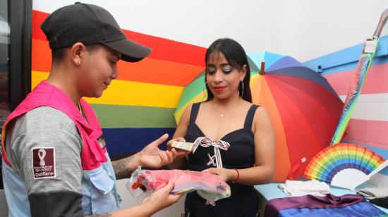 Elías Oriel vende uno de sus productos de su Tienda Pride, el 8 de octubre de 2021, en Guayaquil.