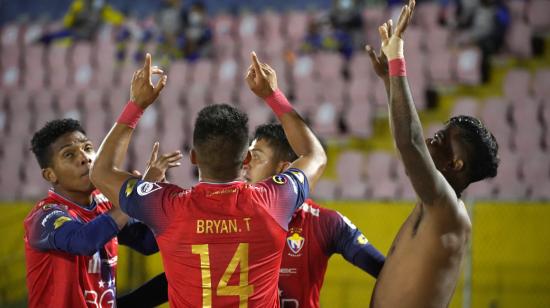 Los jugadores de El Nacional festejan el tercer gol ante Gualaceo, en Quito, el 6 de octubre de 2021.