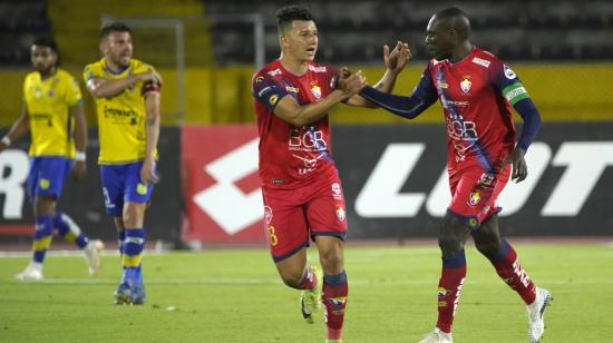 Los jugadores de El Nacional festejan uno de los goles ante Gualaceo, en Quito, el 6 de octubre de 2021.