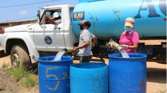 Habitantes de Durán madrugan para abastecerse de agua por tanqueros.