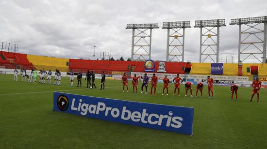 Los jugadores de Aucas y Manta en la parte central del estadio Gonzalo Pozo Ripalda, previo a uno de los encuentros de la LigaPro 2021.