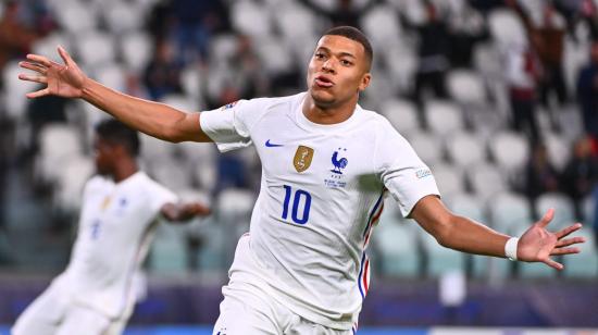 El francés Kylian Mbappé festeja uno de los goles ante Bélgica, por la UEFA Nations League, el jueves 7 de octubre de 2021. 