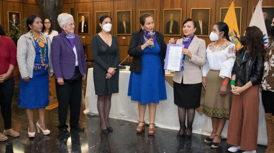 Los colectivos de mujeres entregaron la propuesta de reforma legal este 7 de octubre de 2021.