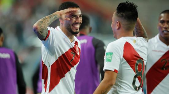 Sergio Peña festeja el gol de Perú, ante Chile, el jueves 7 de octubre de 2021, en un partido por las Eliminatorias al Mundial de Catar 2021. 