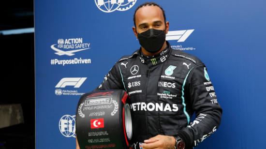 Lewis Hamilton, con el premio a la 'pole position', en el Gran Premio de Turquía, el 9 de octubre de 2021. 