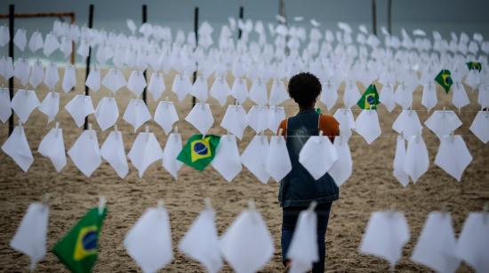 Una voluntaria ayuda a colgar pañuelos blancos durante un homenaje a las miles de víctimas mortales de Covid-19, el 9 de octubre de 2021.