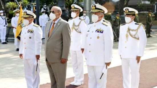 El ministro de Defensa, Patricio Donoso, en el parque Centenario de Guayaquil, durante la entrega de una ofrenda flora, el 9 de octubre de 2021.