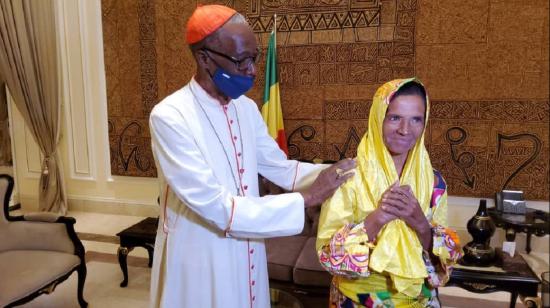 La religiosa Gloria Cecilia Narváez (derecha), junto al presidente interino de Mali, Assimi Goita, el 9 de octubre de 2021.