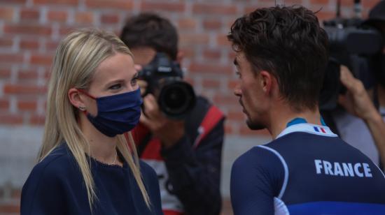 Marion Rousse junto a su esposo Julian Alaphilippe, durante el Campeonato Mundial de Ruta, el 26 de septiembre de 2021, en Lovaina, Bélgica.