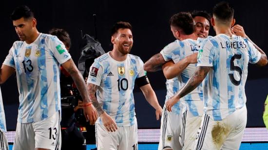 Lionel Messi festejando con sus compañeros en el partido de Argentina ante Uruguay, en Buenos Aires, el 10 de octubre de 2021. 