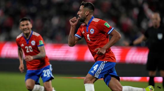 Mauricio Isla de Chile celebra un gol, el domingo 10 de octubre de 2021, en un partido de las Eliminatorias sudamericanas para el Mundial de Catar 2022 entre Chile y Paraguay, en el estadio San Carlos de Apoquindo en Santiago.