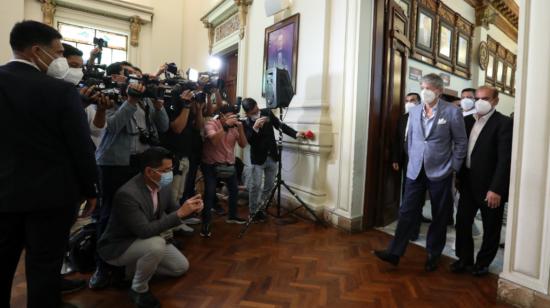 El presidente Guillermo Lasso llega a una reunión en Guayaquil, el 26 de julio de 2021.