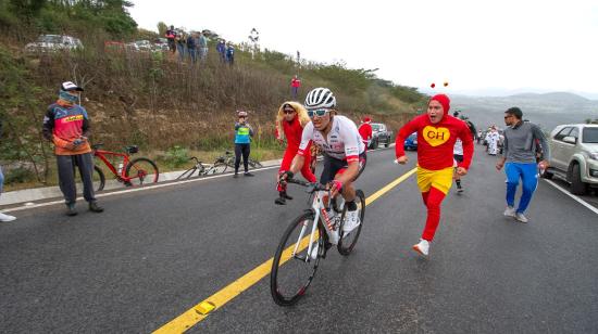 Byron Guamá recibe el aliento de los aficionados en la Etapa 4 de la Vuelta al Ecuador, el 26 de noviembre de 2020.