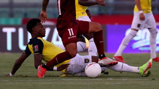 Robert Arboleda, durante el partido de Ecuador ante Venezuela, en Caracas, el 10 de octubre de 2021. 