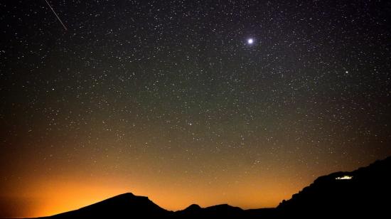 Perseidas junto a la Vía Láctea la madrugada del viernes 13 de agosto de 2021 desde el pico Tres Mares, en Cantabria (España). 