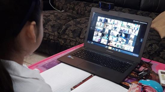 Isabella Aspiazu durante una de sus clases virtuales en un colegio privado de Guayaquil, el 24 de agosto de 2020.