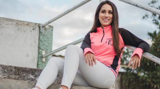 Fernanda Vásconez posa con la chompa oficial de Club Ñañas, en Quito, en octubre de 2021.