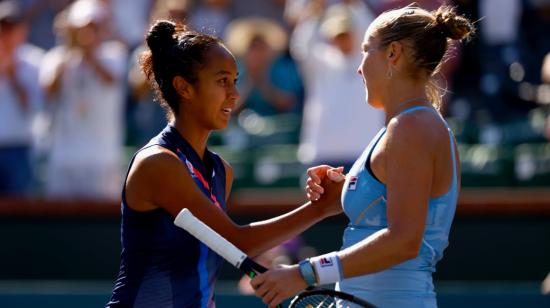 Leylah Fernández y Shelby Rogers luego del encuentro por los octavos de final de Indian Wells, el martes 12 de octubre de 2021.