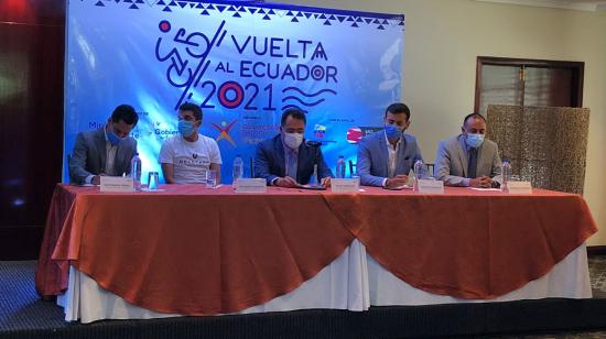 Juan Manuel Larco habla durante la presentación de la Vuelta al Ecuador 2021. Junto a él, Jefferson Pérez, Richard Carapaz, Jaime Ruiz, Sebastián Palacios y Santiago Rosero. 